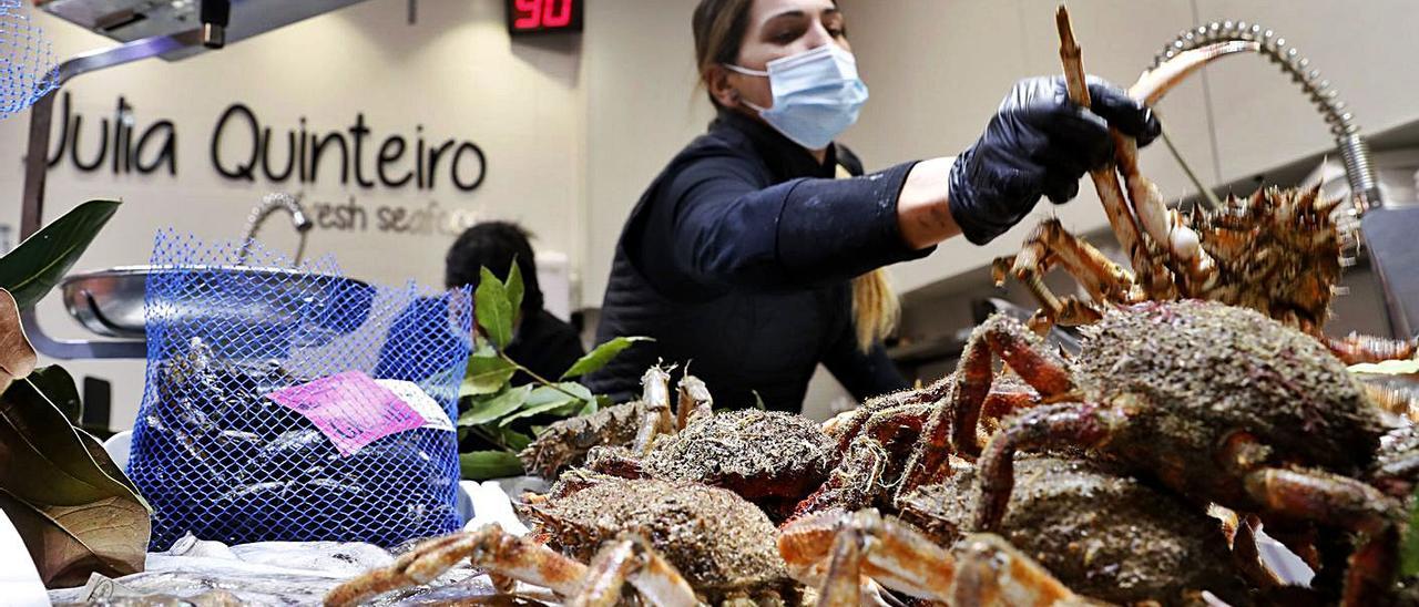 Una de las detallistas de pescado del mercado de O Progreso, este miércoles.