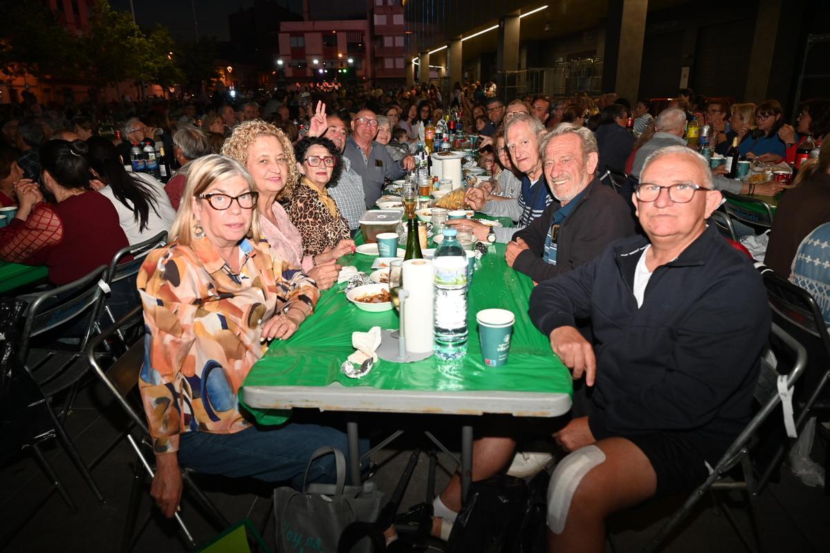 Fotogalería I La plaza del Estadio de la Cerámica, a rebosar en la macrocena de veinos de Sant Pasqual Fotogalería I La plaza del Estadio de la Cerámica, a rebosar en la macrocena de veinos de Sant Pasqual