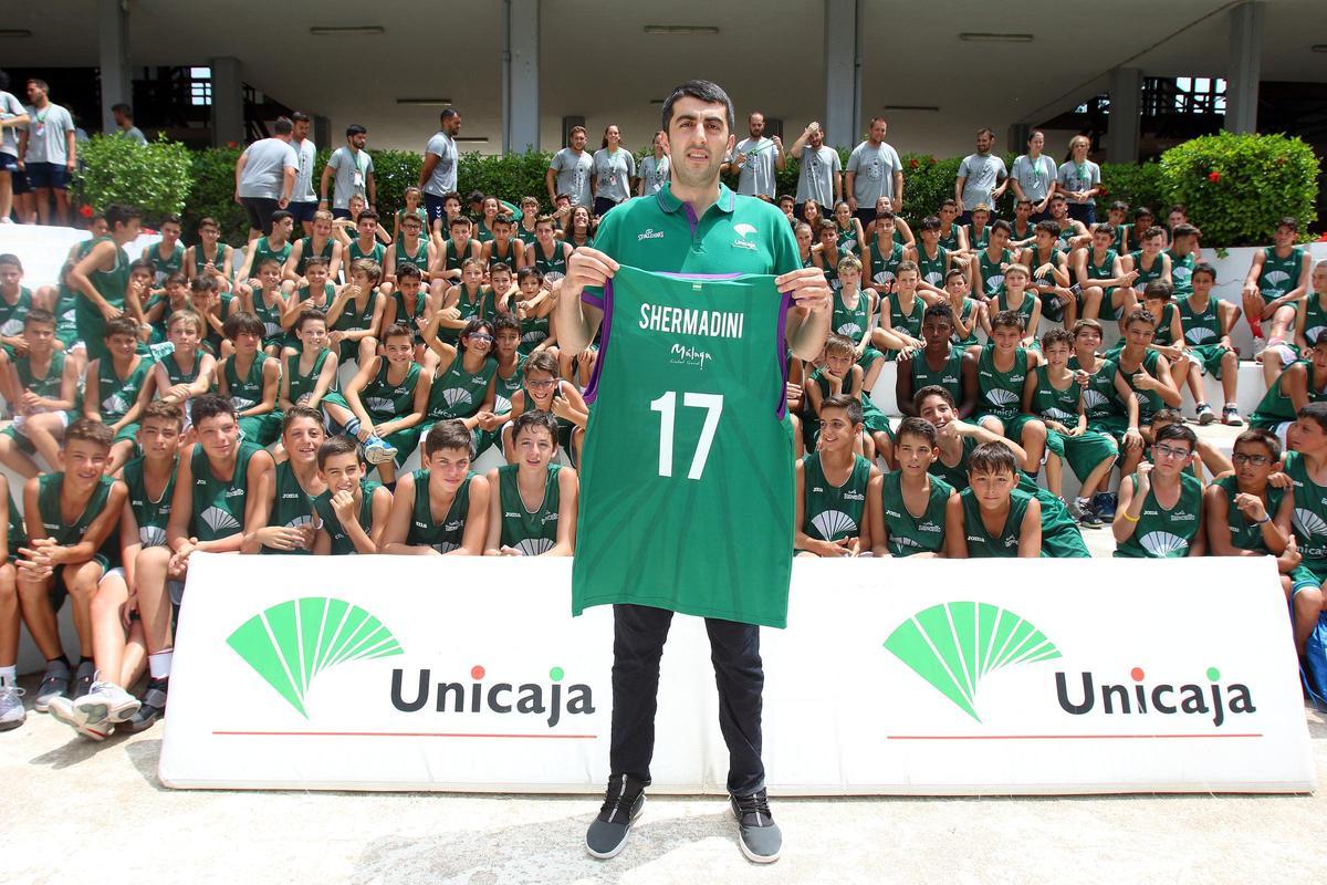 Shermadini posa con su camiseta.