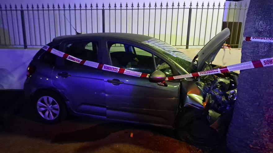 Un hombre resulta herido grave tras estrellar su coche contra un árbol en Lanzarote