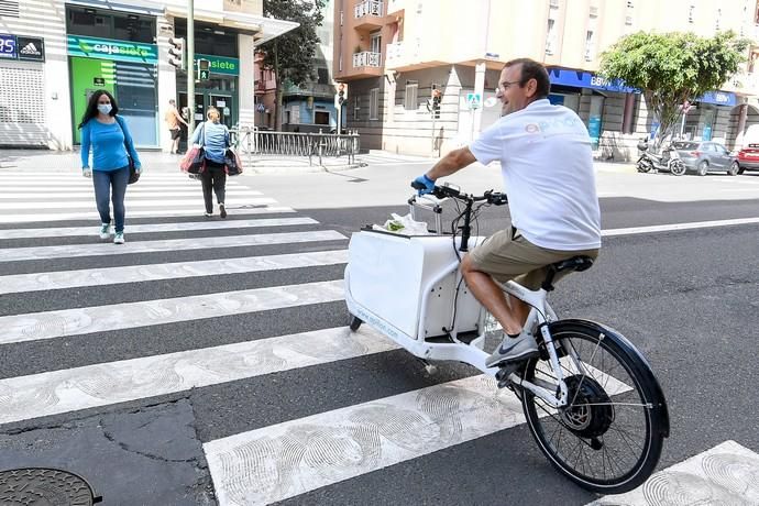 29-04-20  LAS PALMAS DE GRAN CANARIA. CIUDAD. LAS PALMAS DE GRAN CANARIA. Fotos del dia. Este señor reparte la compra a personas que tienen movilidad reducida llevandoles la compra  en el  vehiculo de su empresa llamada Apiñon, se ha tenido que reconvertir pasando de llevar a turistas de los cruceros al reparto. Fotos: Juan Castro.  | 29/04/2020 | Fotógrafo: Juan Carlos Castro