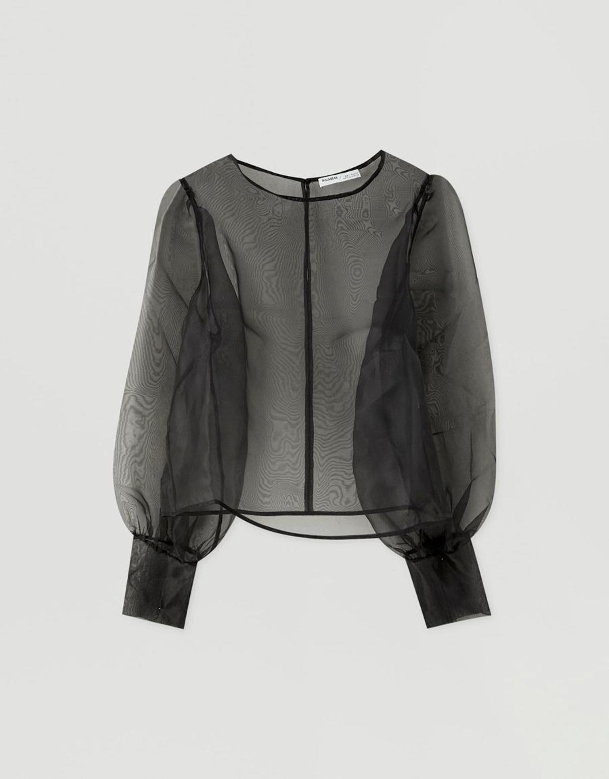 Blusa transparente de Pull & Bear. (Precio: 15,99 euros)