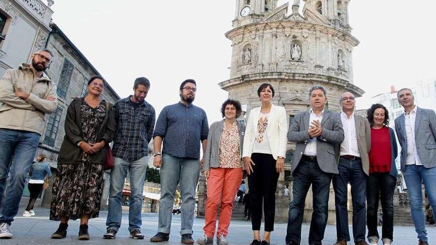 Los candidatos y responsables del BNG ante el santuario de A Peregrina. // Rafa Vázquez