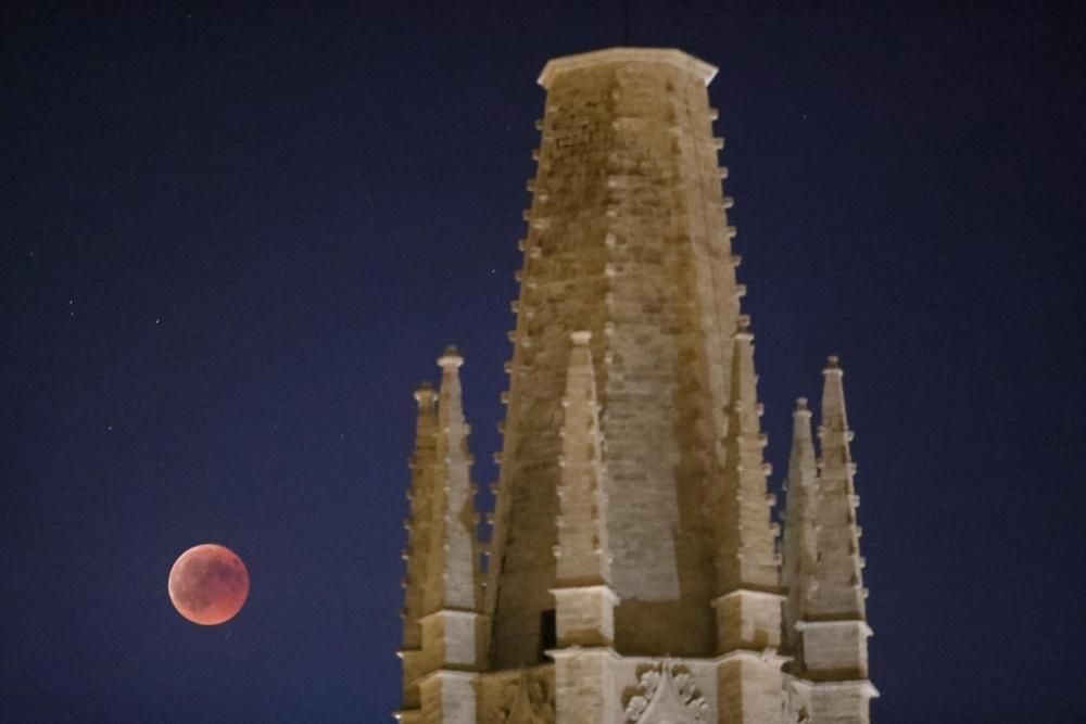 La lluna al costat de la basílica de Sant Feliu a Girona