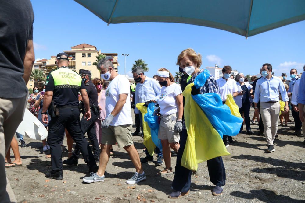 La Reina Sofía participa en una recogida de residuos en una playa de Rincón