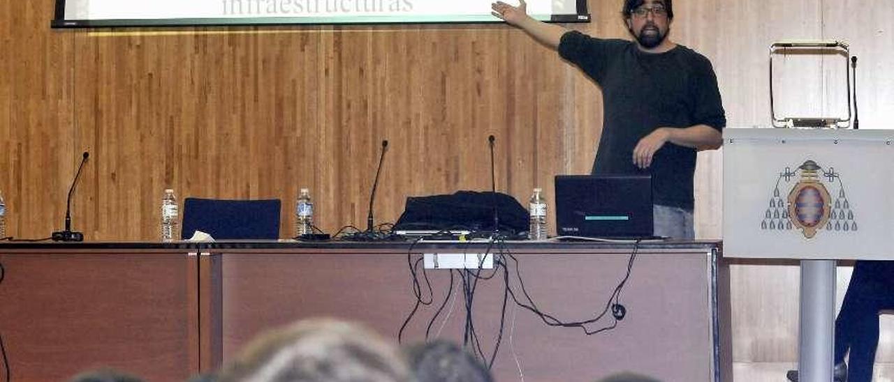 Hugo Díaz, durante la conferencia que impartió ayer en el campus.