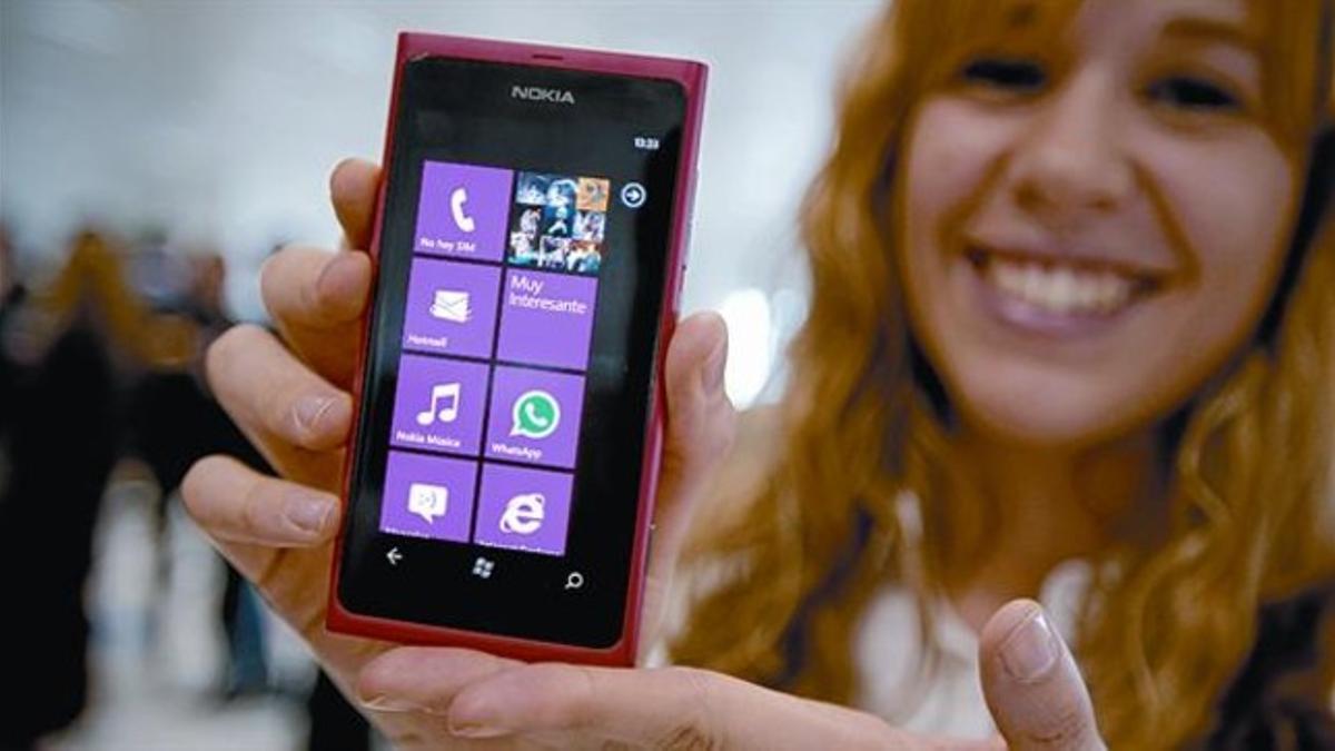 El Nokia Lumia 800, el primer teléfono de la firma finlandesa equipado con Windows Phone 7.