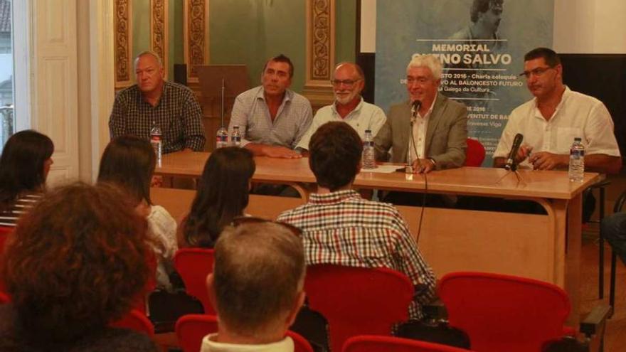 Charla-Coloquio para comenzar los actos | La Casa Galega da Cultura fue escenario, en la tarde de ayer, del primero de los eventos del Memorial Quino Salvo. Fue una charla-coloquio en la que Quino y el baloncesto vigués fueron los verdaderos protagonistas. Fue más de hora y media en donde se habló de baloncesto entre amigos.