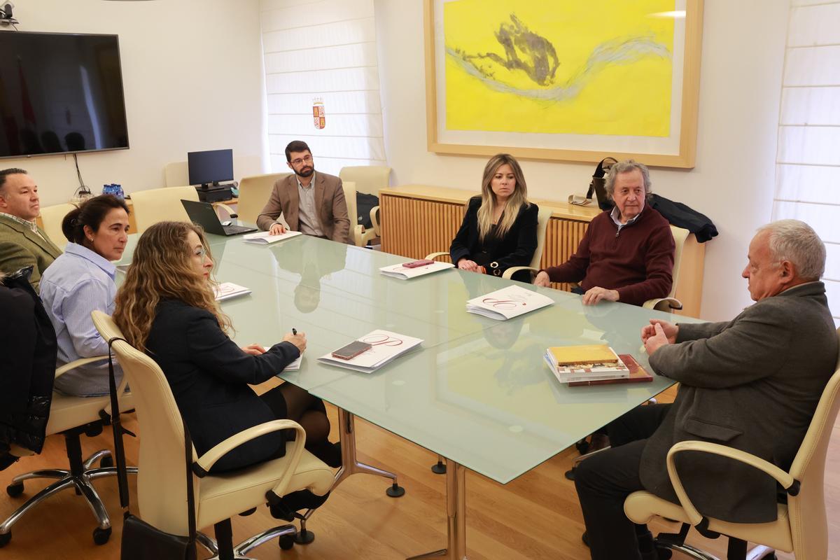La reunión jurado que ha decidido otorgar el premio a Benavente.
