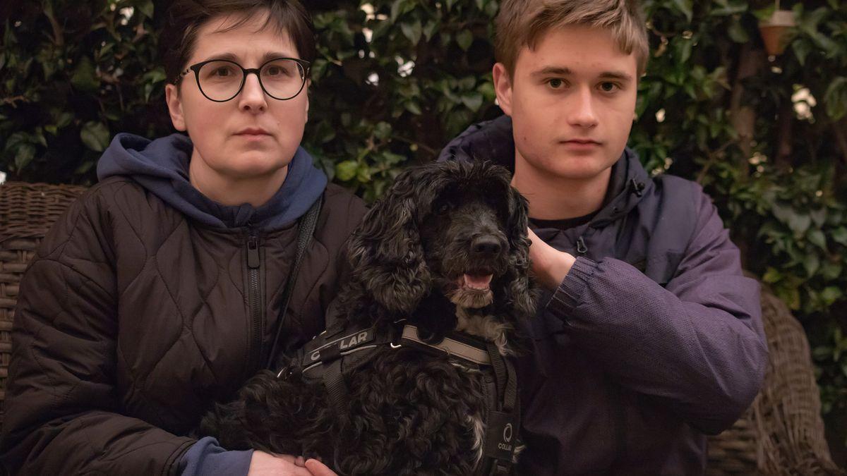 Svetlana, su sobrino Peter y su perro Maffin. / TONY SEVILLA