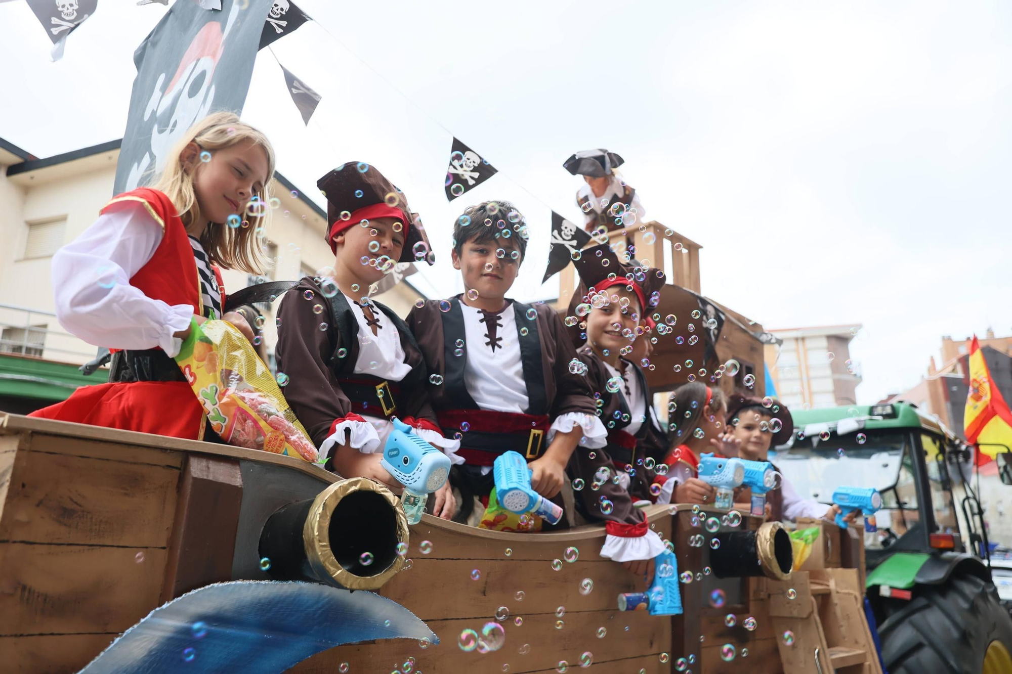 EN IMÁGENES: El desfile de carrozas del Carmen de Luanco