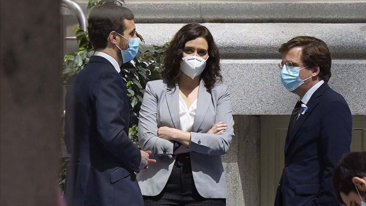 Isabel Díaz Ayuso, entre el presidente del PP, Pablo Casado, y el alcalde de Madrid, José Luis Martínez Almeida, en la celebración del día de San Isidro. 