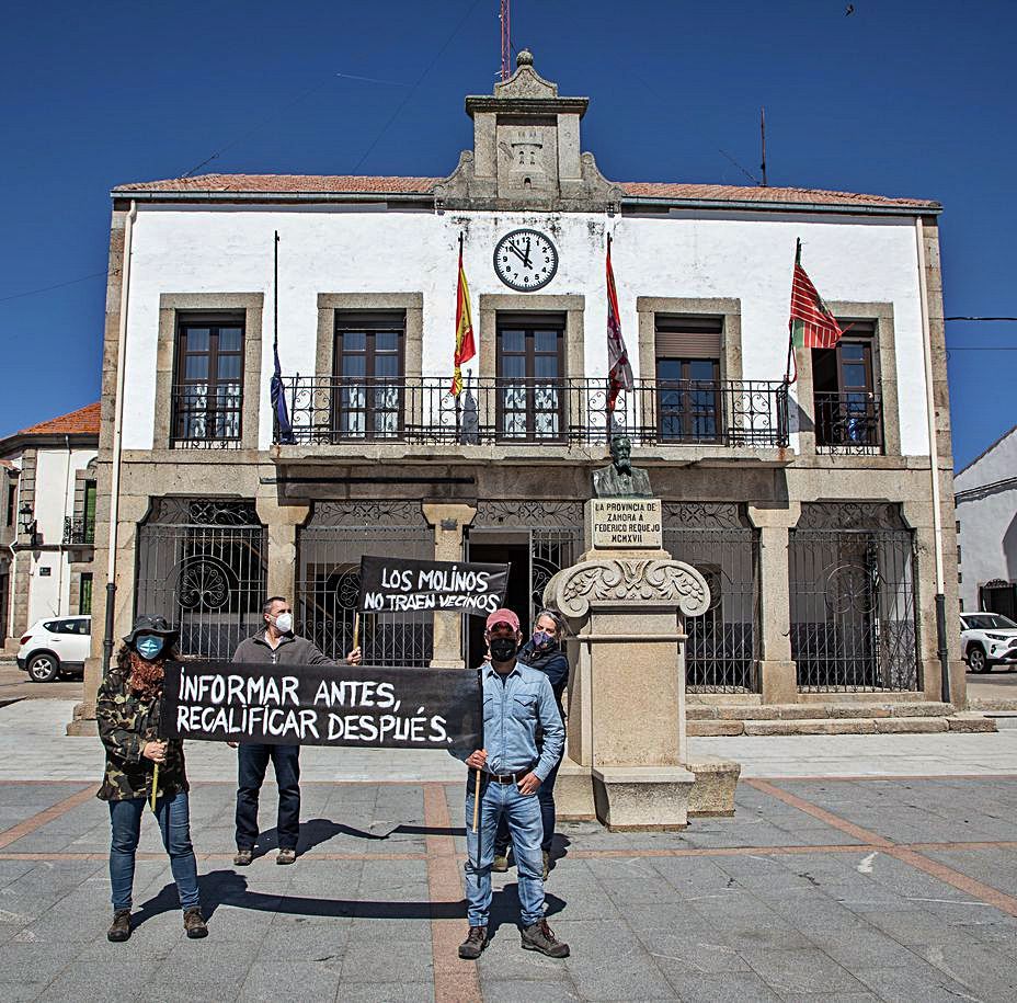 Miembros de la plataforma contra la instalación del parque eólico en Sayago, ayer delente del Ayuntamiento de Bermillo. | Nico Rodríguez