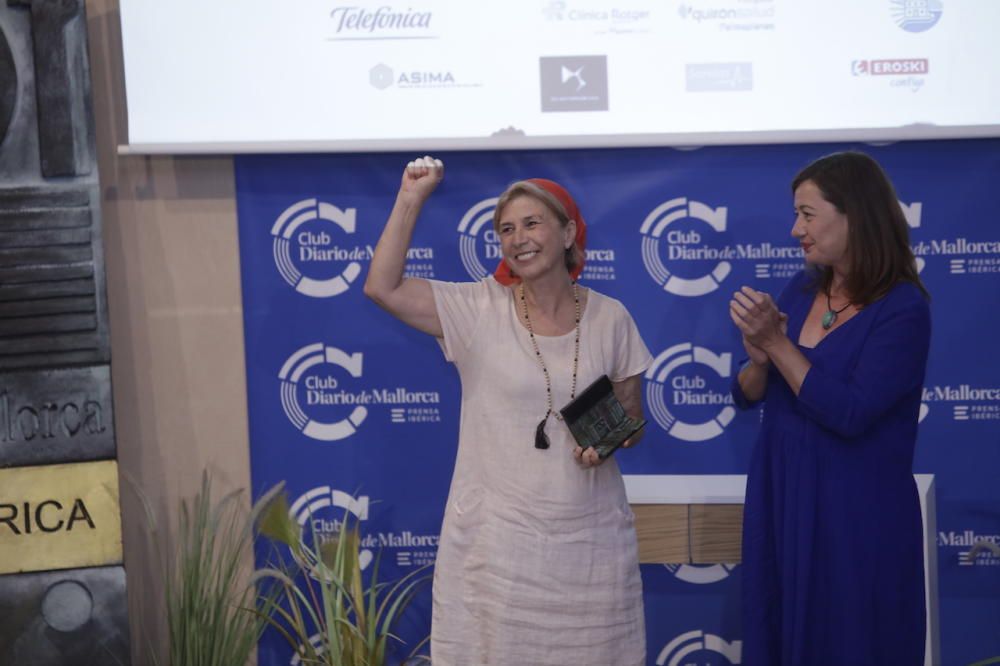 Maria Antònia Oliver, presidenta de Memòria de Mallorca, recibe el premio de manos de Francina Armengol, presidenta del Govern.