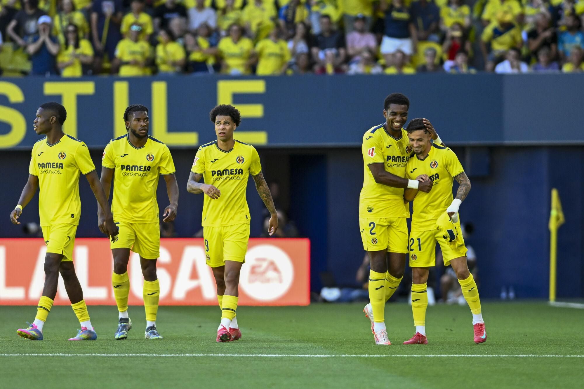 VILLARREAL (CASTELLÓN), 25/05/2025.- El delantero del Villarreal Yéremy Pino (d) celebra tras anotar el primer gol del equipo este domingo, durante el partido de la jornada 38 de LaLiga EA Sports, que Villarreal y Sevilla disputan en el Estadio de la Cerámica. EFE/ Andreu Esteban