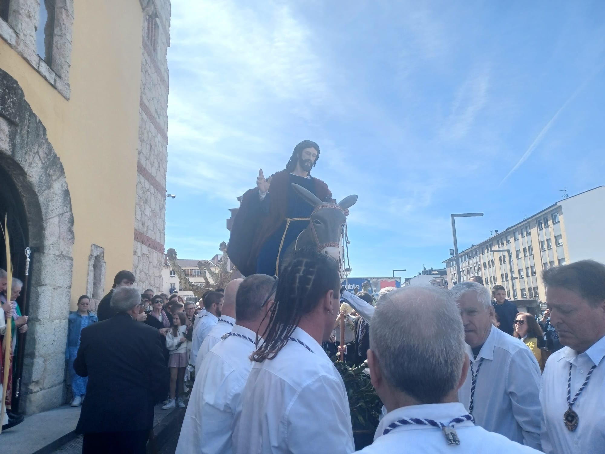 La Borriquilla apasiona en su primera procesión en Lugones, con cientos de vecinos en las calles