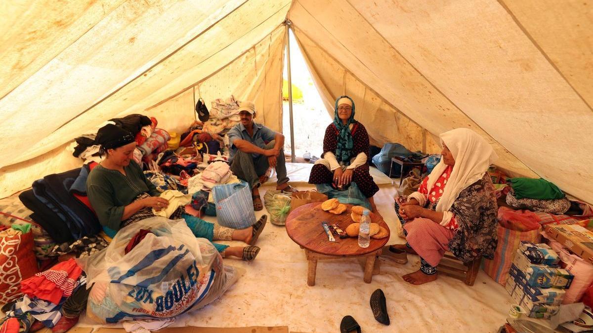 Una familia se refugia en su tienda de campaña en Amizmiz.