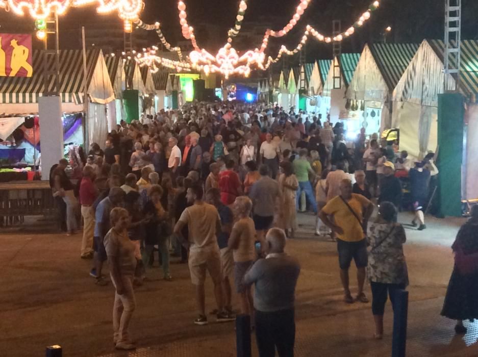 La Feria de Sevillanas 2017 comenzó anoche con una gran afluencia de público, actuaciones flamencas y de sevillanas, gastronomía y casetas, en el recinto portuario de Torrevieja