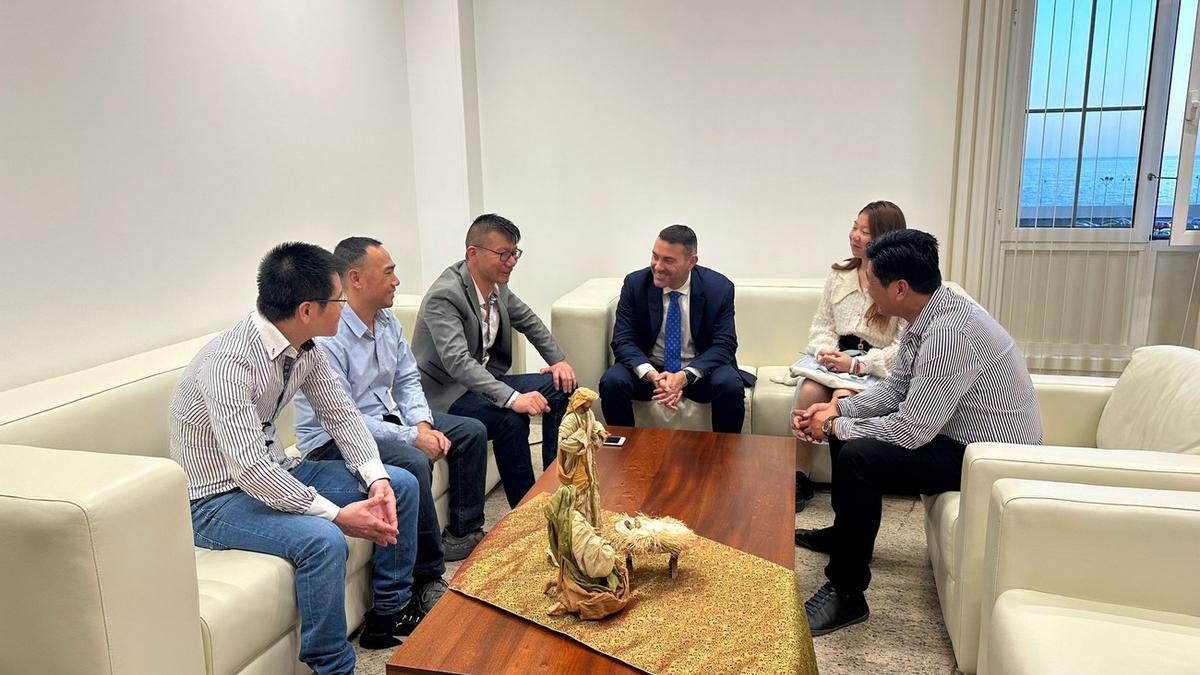 El presidente del Cabildo de Lanzarote recibe a una representación de la comunidad china en Canarias.