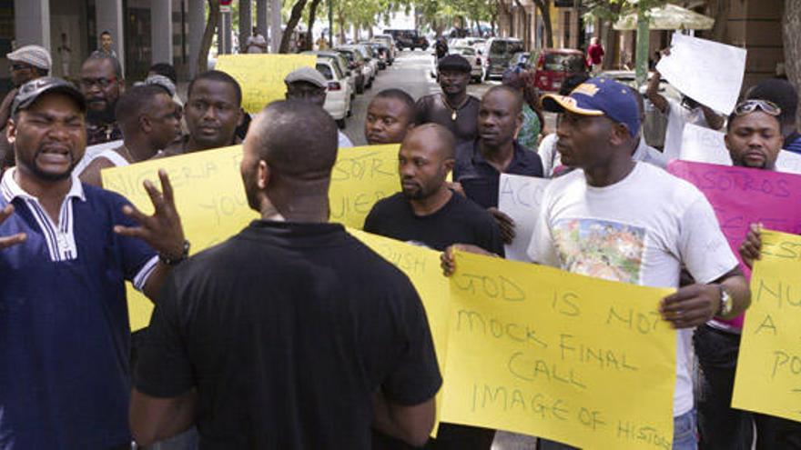 Una veintena de nigerianos han pedido justicia a las puertas de la reunión.