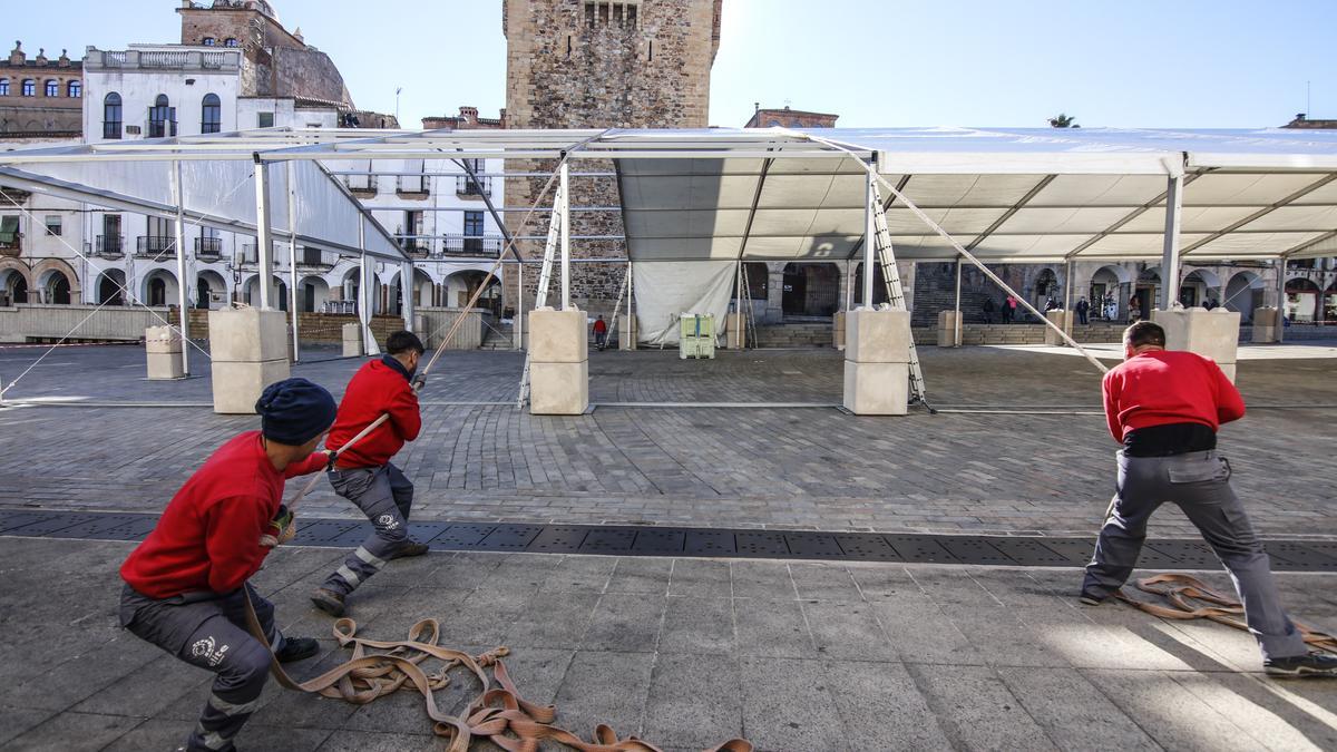 Montaje de la carpa del Carnaval en Cáceres, el pasado año.