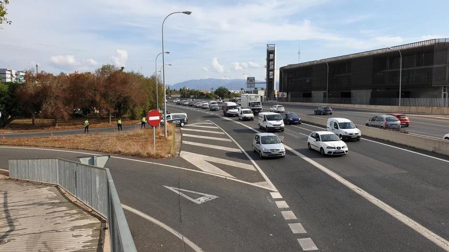 Un tráiler vuelca en la salida de la Vía de Cintura al polígono de Levante