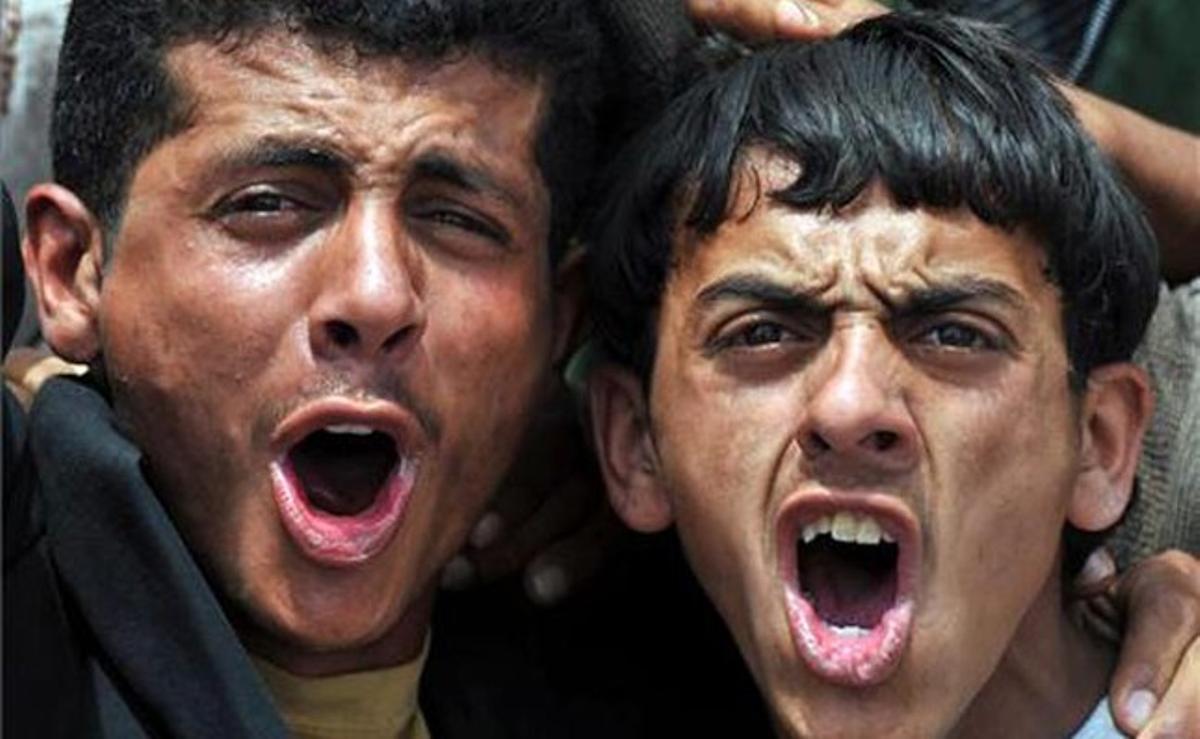 Manifestants iemenites contraris al govern criden consignes que demanen la sortida del president iemenita Ali Abdul·là Salih a Sana’a, Iemen