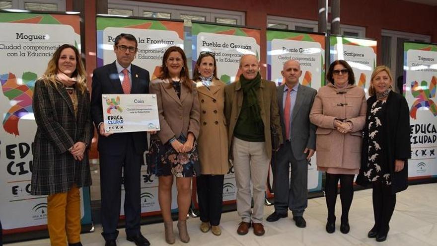 El alcalde de Coín, Fernando Fernández Tapia, con la concejala de Educación, Raquel López, y varios exdirectores de colegios e institutos.