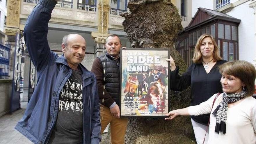 Por la izquierda, Falo Nosti, Rafael Fernández, Teresa Sánchez y Carmen Pérez, ayer, en la Casa de la Palmera.