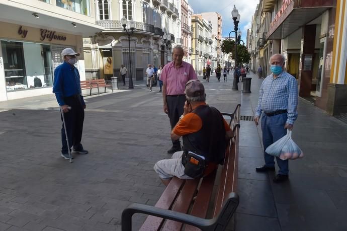 04-05-2020 LAS PALMAS DE GRAN CANARIA. Personas mayores en la calle Triana. Fotógrafo: Andrés Cruz  | 04/05/2020 | Fotógrafo: Andrés Cruz