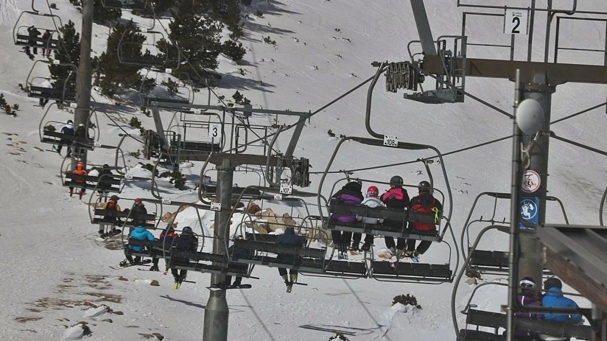 Esquiadors en un telecadira ahir a l&#039;estació de Vallter 2000 al Ripollès.