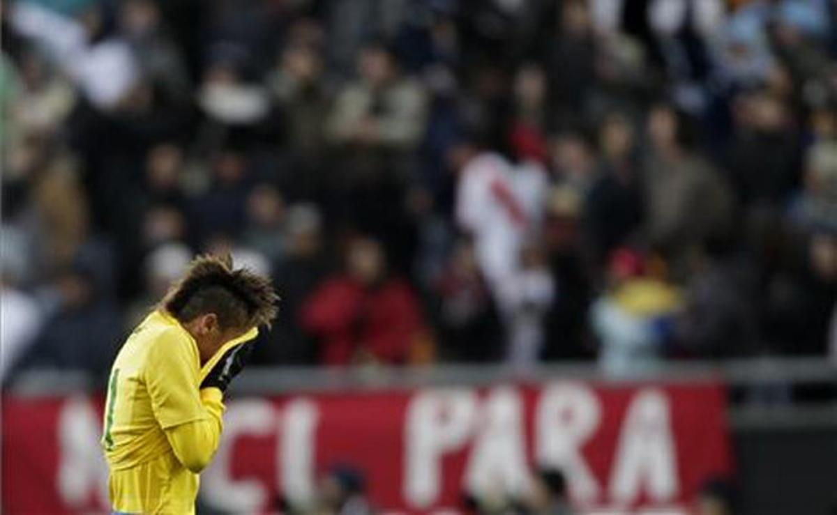 El brasiler Neymar reacciona durant el partit de la Copa Amèrica de futbol celebrat ahir contra Veneçuela a La Plata, l’Argentina. El partit va acabar 0-0.