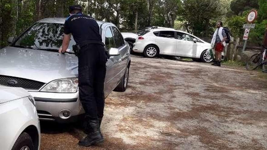 Un agente denunciando, el sábado, en el área de Barra-Viñó. // FdV