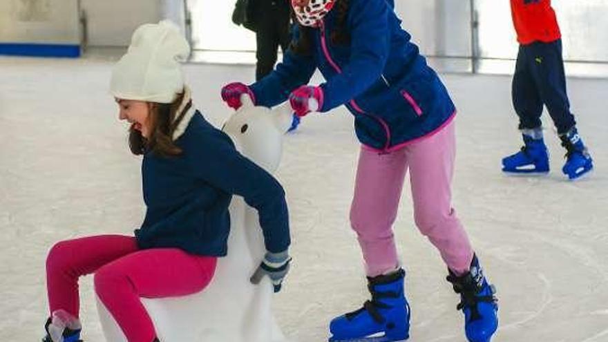 Niños de Carral patinan en una pista de hielo en una salida a O Burgo