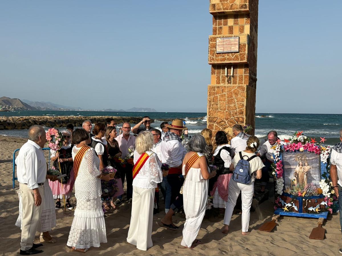 El Monumento al Pescador, en la Playa Carrerlamar, acogerá la ofrenda floral en memoria de los marineros que perdieron su vida en el mar.