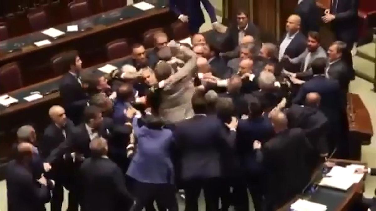 Una pelea a puñetazos en el Parlamento italiano deja a un diputado herido