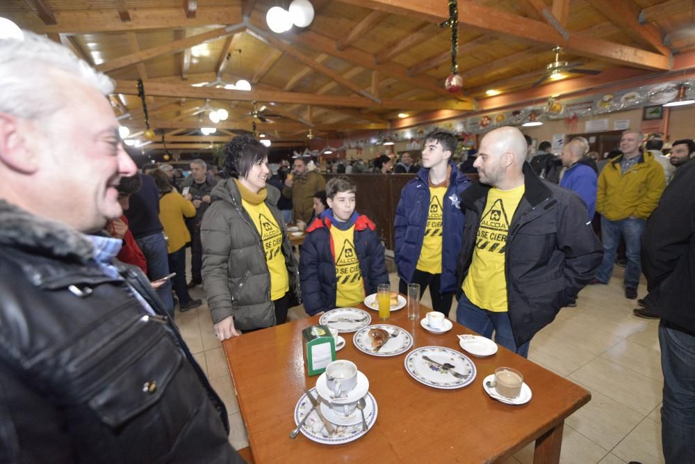 Los trabajadores de Alcoa de Asturias parten hacia Madrid a una manifestación contra el cierre de la fábrica