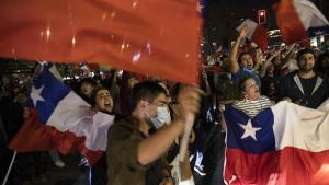 Adherentes de la opción Rechazo celebran el resultado del plebiscito constitucional, en la comuna de Las Condes en Santiago (Chile).