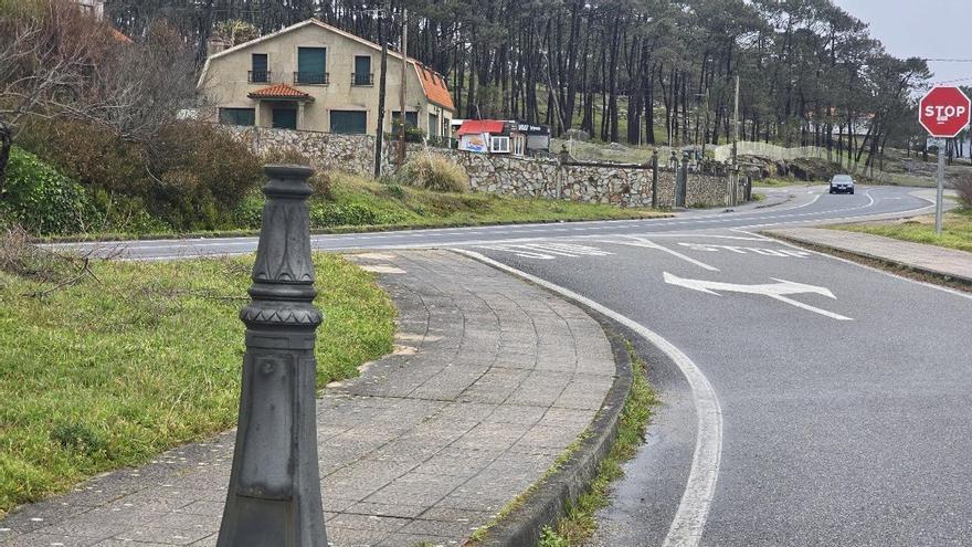 Nuevo alumbrado en la masificada carretera que une A Lanzada con Pedras Negras