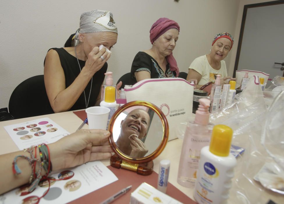 Un taller en el Hospital de Sant Joan enseña a pacientes oncológicas cómo maquillarse