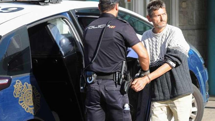 Detenido por atracar un banco de Vilagarcía del que huyó sin botín