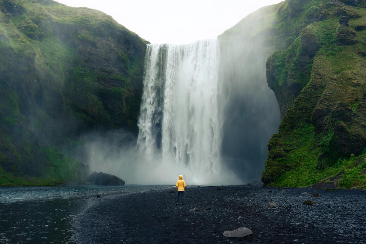 La cascada de Skógafoss en Islandia es una de las más imponentes del mundo