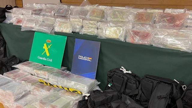 Cocaína incautada a cinco implicados frente a la costa de Cudillero en una operación conjunta de Guardia Civil y Policía Nacional en febrero del año pasado. | POLICÍA NACIONAL / GUARDIA CIVIL