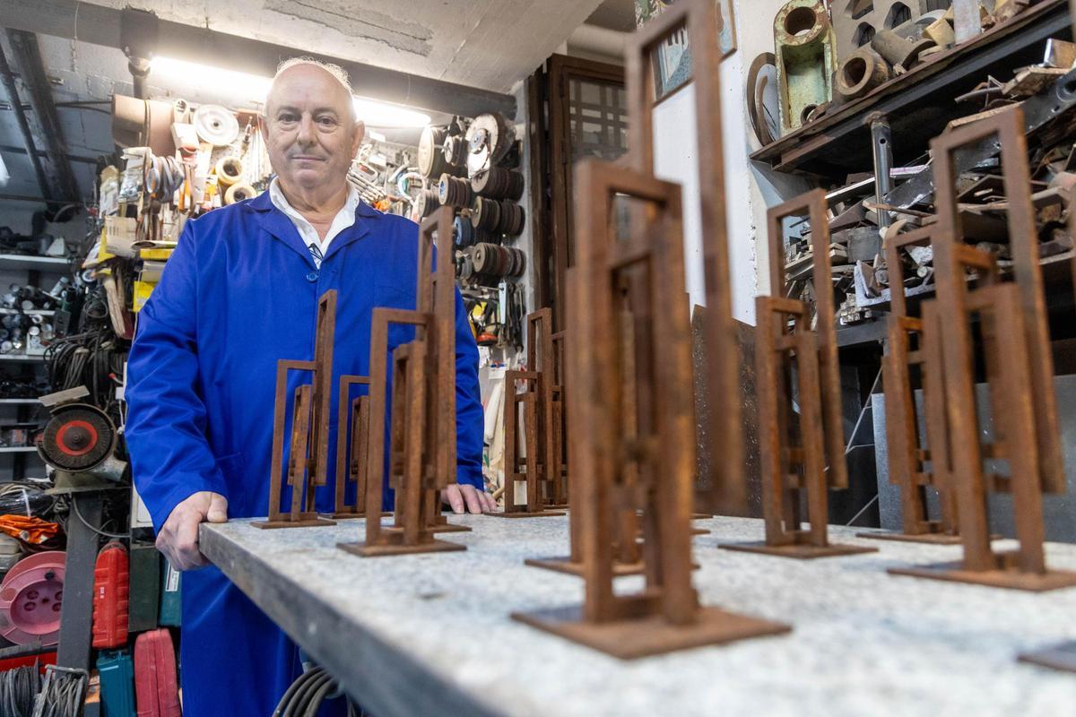 Frutos María posa junto a los premios que ha diseñado para los "Importantes"