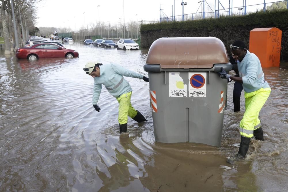 Retiren contenidors i cotxes de la zona inundada