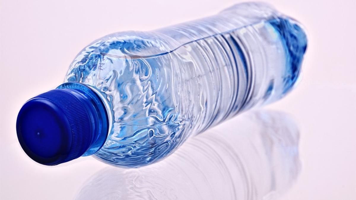 Los envases de plástico pueden convertirse en fuentes directas de microplásticos y nanoplásticos, que terminan en los alimentos y bebidas que consumimos.