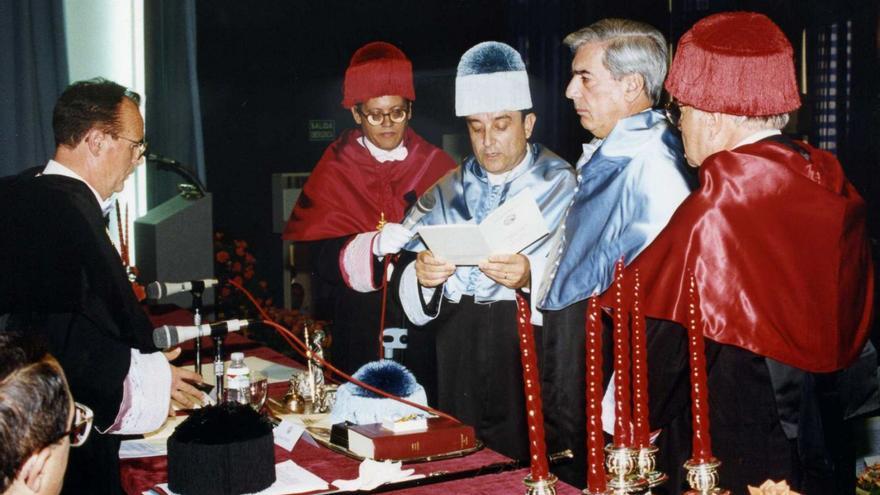 El escritor peruano fue nombrado Honoris Causa por la UMU en 1995.