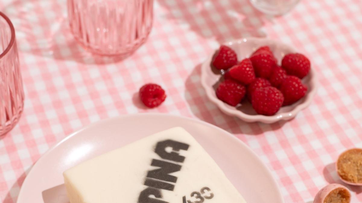 Tarta que simula famosa goma de borrar.