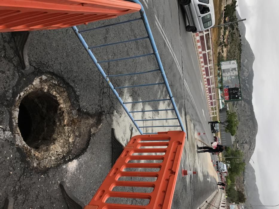 Un autobús urbano provoca un derrame de aceite en La Torreta de Elda