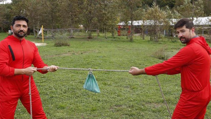 Los hermanos Sánchez Terrón con la cuerda que se usará.